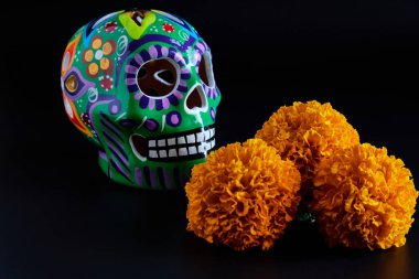 Meksika 'da Ölüler Günü kutlamaları için çeşitli renkler ve çiçeklerle süslenmiş bir kafatası..