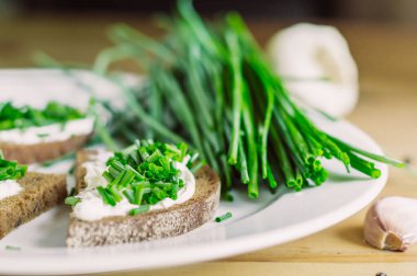 Taze peynirli ve yeşil soğanlı çavdar ekmekli sandviç..