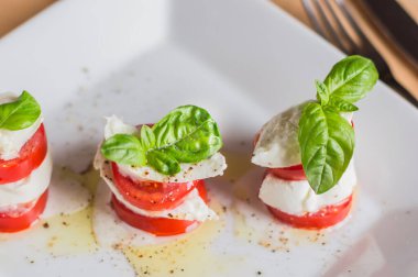 Peynirli, domatesli ve fesleğenli Caprese salatası. Yaratıcı seçenek..