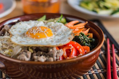 Bibimbap.Geleneksel Koren yemeği pilav, biftek, sebze ve yumurta