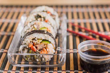 Kimbap ya da sakatat. Geleneksel Kore dürümleri. Pirinç, biftek, sebze ve omlet.