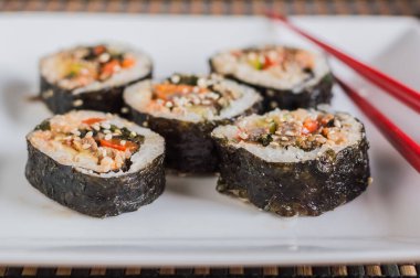 Kimbap ya da sakatat. Geleneksel Kore dürümleri. Pirinç, biftek, sebze ve omlet.
