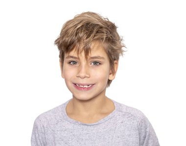 Beyaz arka planda izole edilmiş sarı saçlı sevimli bir çocuk.