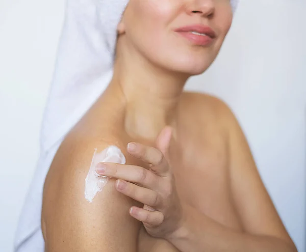 Primer Plano Mujer Joven Envuelta Toalla Aplicando Crema Corporal Loción Fotos de stock