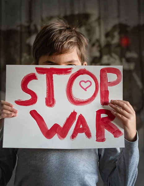 Dziecko Trzyma Plakat Nie Wojny Tle Mapy Świata Pojęcie — Zdjęcie stockowe