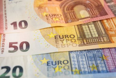 Euro banknotları. Masa banknotlarla kaplı. Para