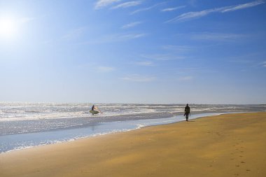 Güneşli bir günde güzel tropik plaj, su sporları ve deniz manzarası. Seyahat kavramı