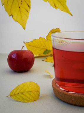 Sonbahar konsepti, sıcak çay, elma, sarı yapraklar.