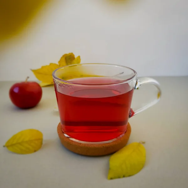 秋のコンセプト、熱いお茶、リンゴ、黄色の葉 — ストック写真