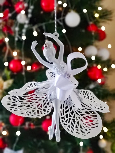 Bailarina, juguete, decoración de Navidad en el árbol de Navidad — Foto de Stock