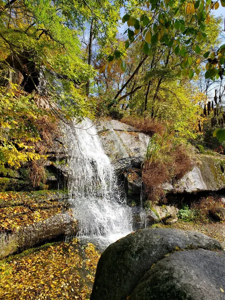 Beautiful autumn natural landscape, waterfall, trees in the park — Photo