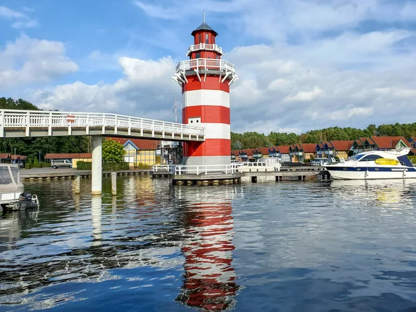 Beautiful seascape, red and white sea lighthouse, water view, lighthouse reflection — Stockfoto