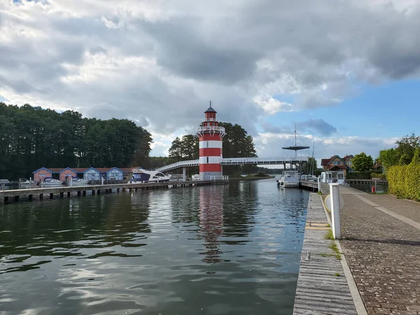 Barcos, iates, porto, pequenas casas, bela paisagem lago, baía, farol, Grosser lago, Hafendorf Rheinsberg Alemanha — Fotografia de Stock