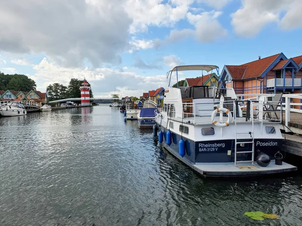 Barcos, yates, puerto, casas pequeñas, hermoso paisaje del lago, bahía, faro, lago Grosser, Hafendorf Rheinsberg Alemania — Foto de Stock