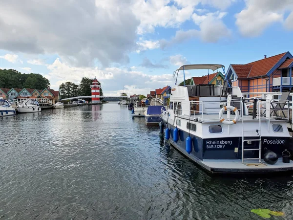 Lodě, jachty, přístav, malé domy, krásné jezero krajiny, záliv, maják, Grosser jezero, Hafendorf Rheinsberg Německo — Stock fotografie