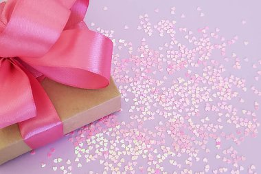 Bir kadına 14 Şubat 8 Mart 'ta bir hediye, minimalizm, telif alanı, aşk, pembe arka plan, kalp, Sevgililer Günü
