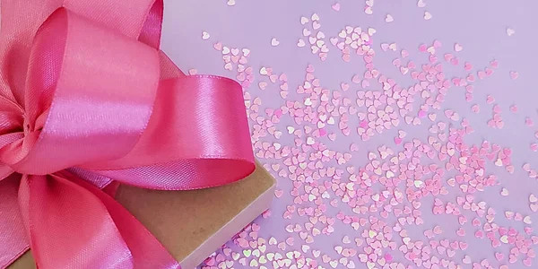 Un regalo para una mujer el 14 de febrero, 8 de marzo, minimalismo, copyspace, amor, fondo rosa, corazón, Día de San Valentín — Foto de Stock