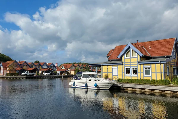 Barcos, iates, porto, pequenas casas, bela paisagem lago, baía, farol, Grosser lago, Hafendorf Rheinsberg Alemanha — Fotografia de Stock