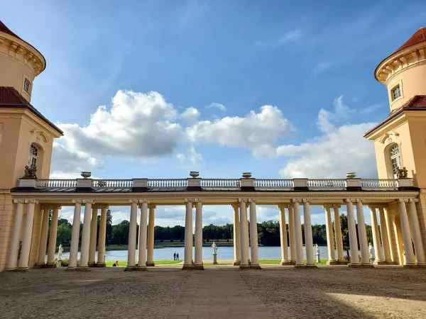 Rheinsberg Alemania, el hermoso edificio del castillo de Rheinsberg, en un día soleado de verano, columnas, turismo — Foto de Stock