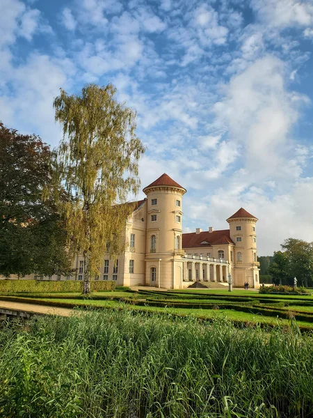 Rheinsberg Alemania, hermoso edificio del castillo de Rheinsberg en una guarida soleada del verano, turismo, arquitectura —  Fotos de Stock