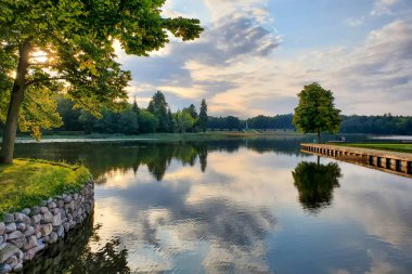 Güzel manzara, gölün suyunda ağaçların ve gökyüzünün yansıması, yaz günü doğa, huzur. 