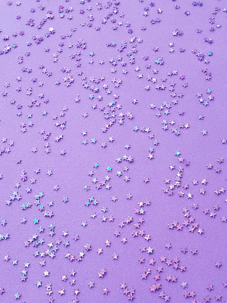 Фиолетовый Очень Пери цвет 2022, размытый низкоконтрастный фактурный фон, яркое мерцание звезд — стоковое фото