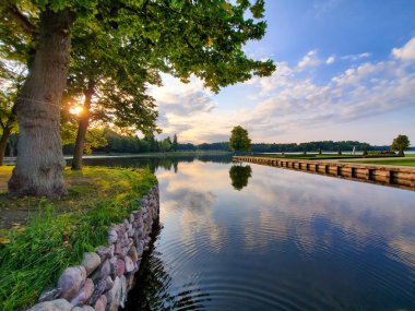  Güzel manzara, gölün suyunda ağaçların ve gökyüzünün yansıması, yaz günü doğa, huzur. 