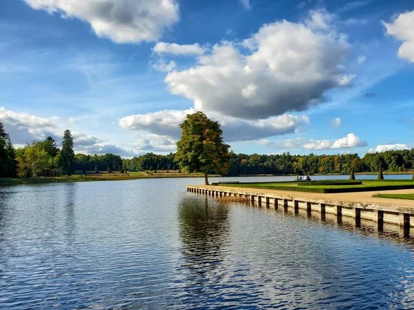 Bela paisagem, reflexo de árvores e céu na água do lago, natureza em um dia de verão, descanso calmo — Fotografia de Stock
