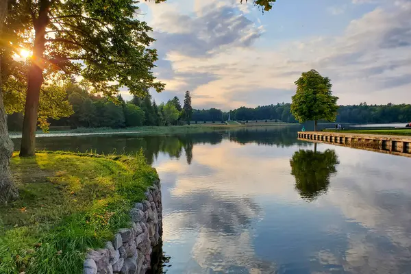 Gyönyörű táj, a fák és az ég tükröződése a tó vizében, a természet egy nyári napon, nyugodt pihenés — Stock Fotó