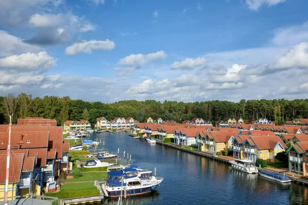 Rheinsberg Alemanha, porto, lago, cais, barcos, canal, casas, em um dia ensolarado de verão, turismo, arquitetura — Fotografia de Stock