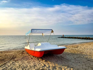Deniz kıyısında dinlenmek, katamaran, yüzme tesisi