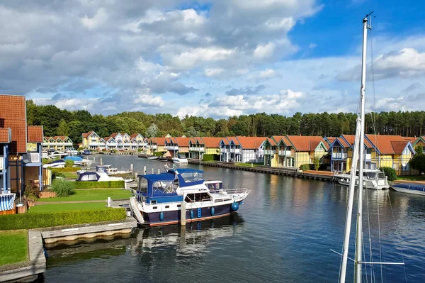 Rheinsberg Alemanha, porto, lago, cais, barcos, canal, casas, em um dia ensolarado de verão, turismo, arquitetura — Fotografia de Stock