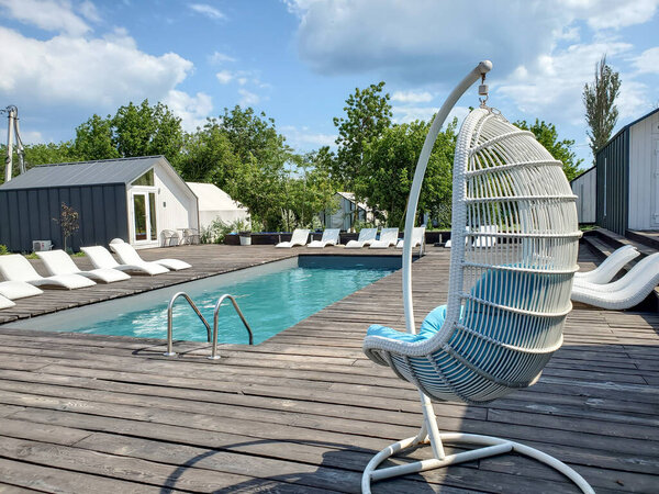 Открытый отдых в глампинге у бассейна в жаркий летний день