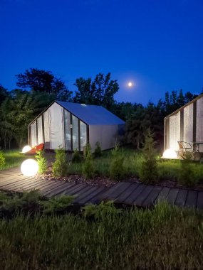Kamp, akşam glamping, mavi gece gökyüzü, ay ışığı, arka plan feneri