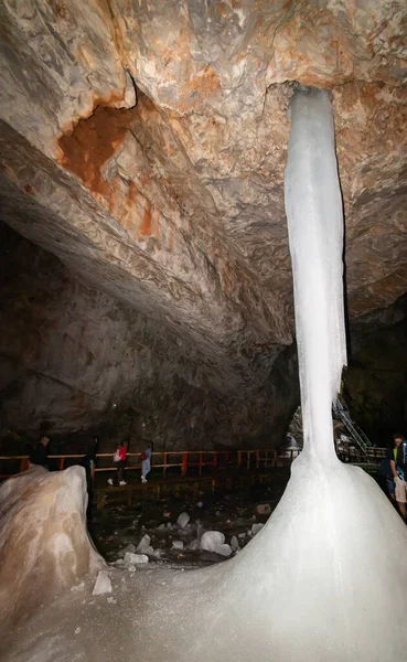Romanya 'nın Apuseni dağlarındaki Scarisoara mağarasında yer altı buzulu
