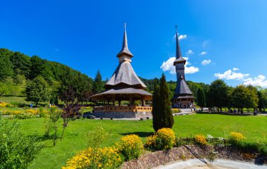 Romanya 'nın Maramures kentindeki Birsana Manastırı' nın uzun kuleleri ve geleneksel ahşap mimarisi olan ibadethaneleri ile manzarası