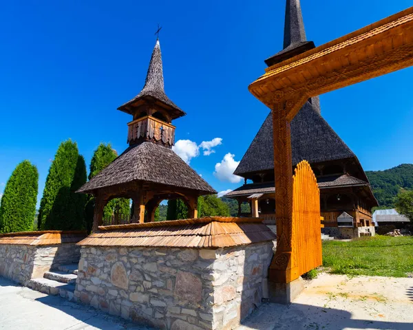 Maramures köylerinden, Romanya 'dan geleneksel ve özellikle Romen ahşap mimarisine sahip denizcilik kapıları ve manastırı