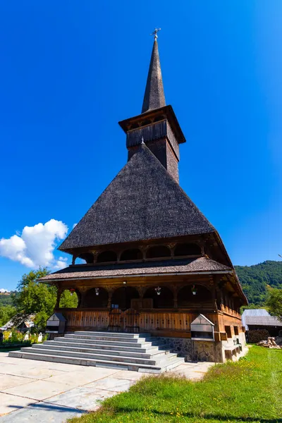 Romanya 'daki Maramures köylerinden geleneksel ve özellikle Romanya ahşap mimarisine sahip bir manastır.