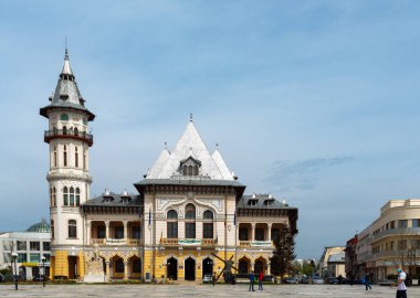 Buzau, Romanya-1 Mayıs 2021: Paskalya 'nın ilk gününde Halk Paleti ile Buzau şehir merkezi