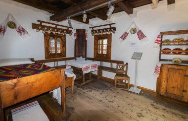 Incesti, Avram lancu komünü, 22 Ağustos 2021: Geleneksel Romen köylü evini ahşap mobilya, kil tabaklar ve dokuma battaniyelerle gösteren bir müze inşa edilen Avram lancu anıtı.