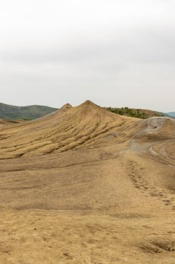 Buzau-Romanya 'daki çamurlu volkanların olduğu bölgede çekilen fotoğraf gri lav ve bitkisiz toprak kırıntılarını gösteriyor