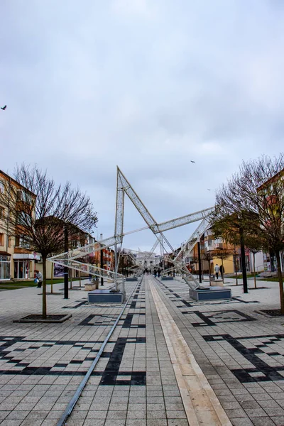 Hunedoara, Romanya-2 Ocak 2022: Hunedoara şehir merkezinden yılbaşı fotoğrafı Noel için dekore edilmiş kaldırımı gösteriyor ve insanlar rahat bir nefes alarak yürüyorlar