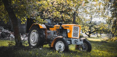 Kırsal kesimde tarım traktörü