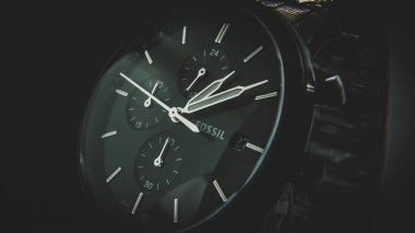 Siyah arkaplanda izle