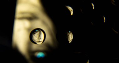 Su damlalarındaki kadın.