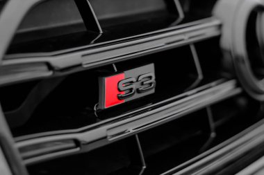 Polonyalı bir otoparkta modern bir akortlu araba.