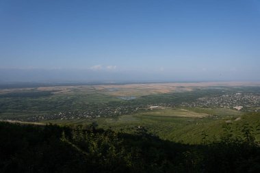 Akşamları tepenin manzarası deniz oldukça karanlıkken binaların çatıları görülebilir.