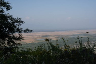 Akşamları tepenin manzarası deniz oldukça karanlıkken binaların çatıları görülebilir.
