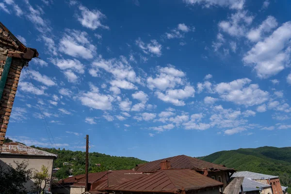 丘から旧市街の屋根まで見渡すと白いふわふわの雲が美しい青空 — ストック写真