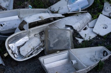 Sokak lambaları yere düştü ve kısmen çöktü.,